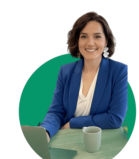 Melita Dizdarevic lächelt in die Kamera, vor einem grünen Kreis